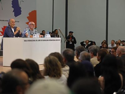 Joan Manuel Serrat causa furor en la FIL; se retira un momento de la charla por los gritos (Video)