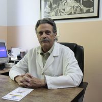 Para el infectólogo Tomas Orduña, "más que restringir hay que controlar"