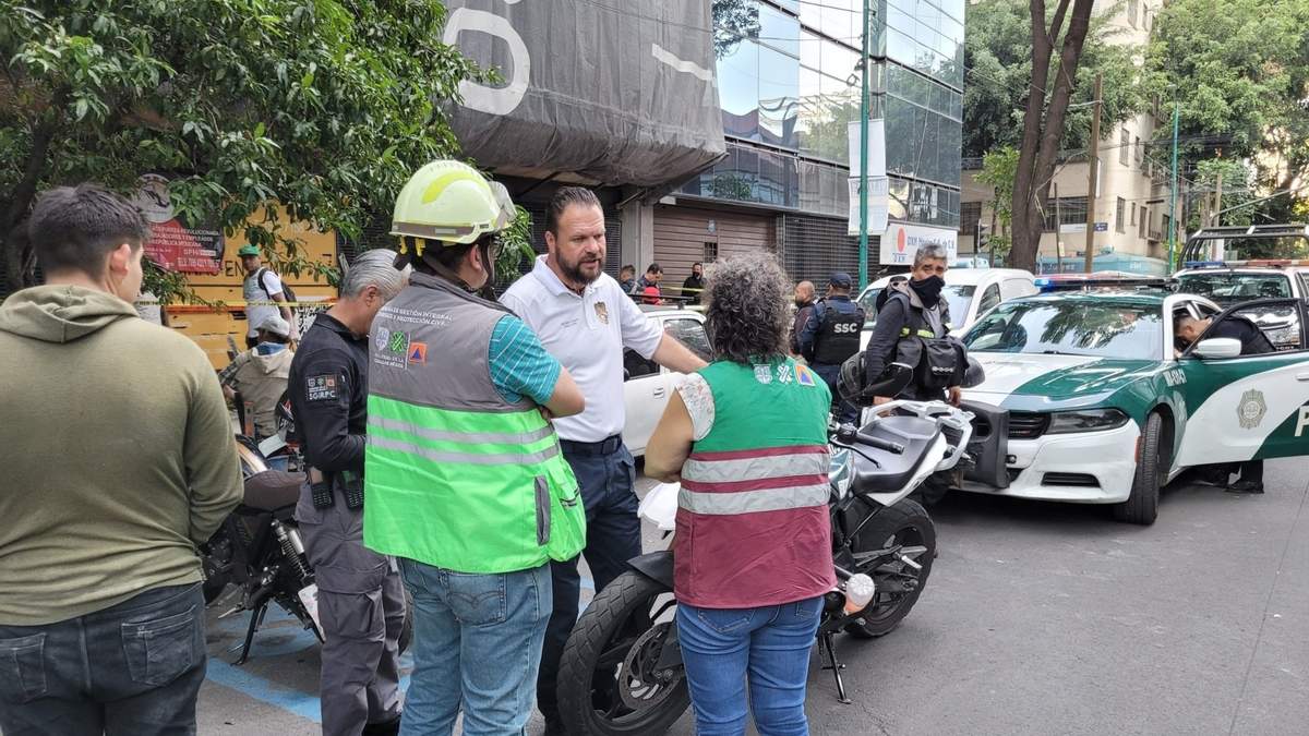 Autoridades de Protección Civil afuera de la obra
