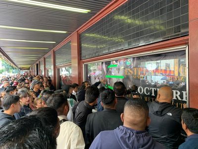 Morenistas generan caos en el Metropólitan para obtener un boleto y ver a Sheinbaum