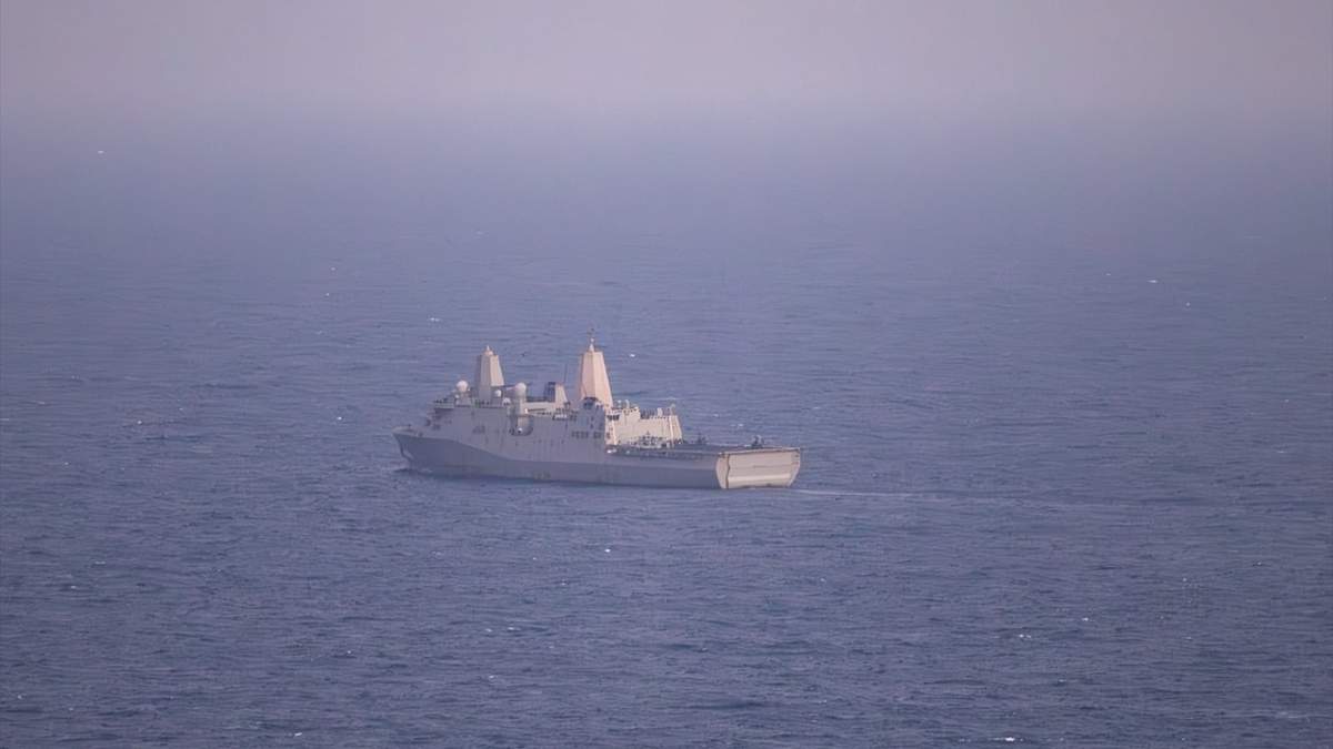 El buque de guerra USS New Orleans en el mar Arábigo