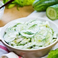 Ensalada de pepino con yogur: para comer algo fresco y saludable en tu almuerzo o cena