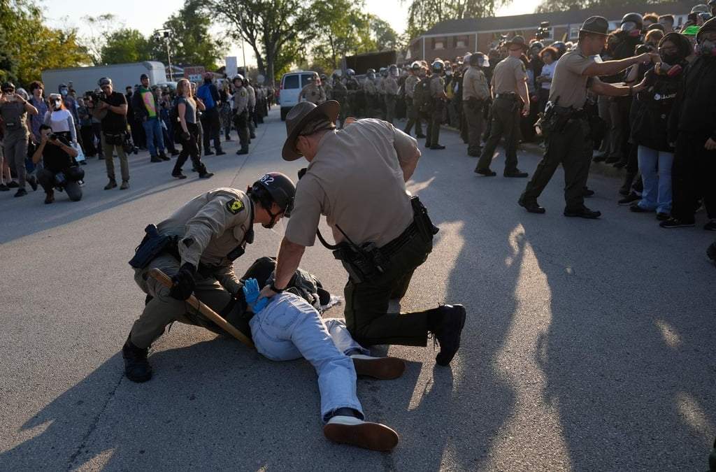 Agentes policiales detienen a un manifestante cerca de una instalación del Servicio de Inmigración y Control de Aduanas (ICE, por sus siglas en inglés) en Broadview, Illinois, el viernes 3 de octubre de 2025