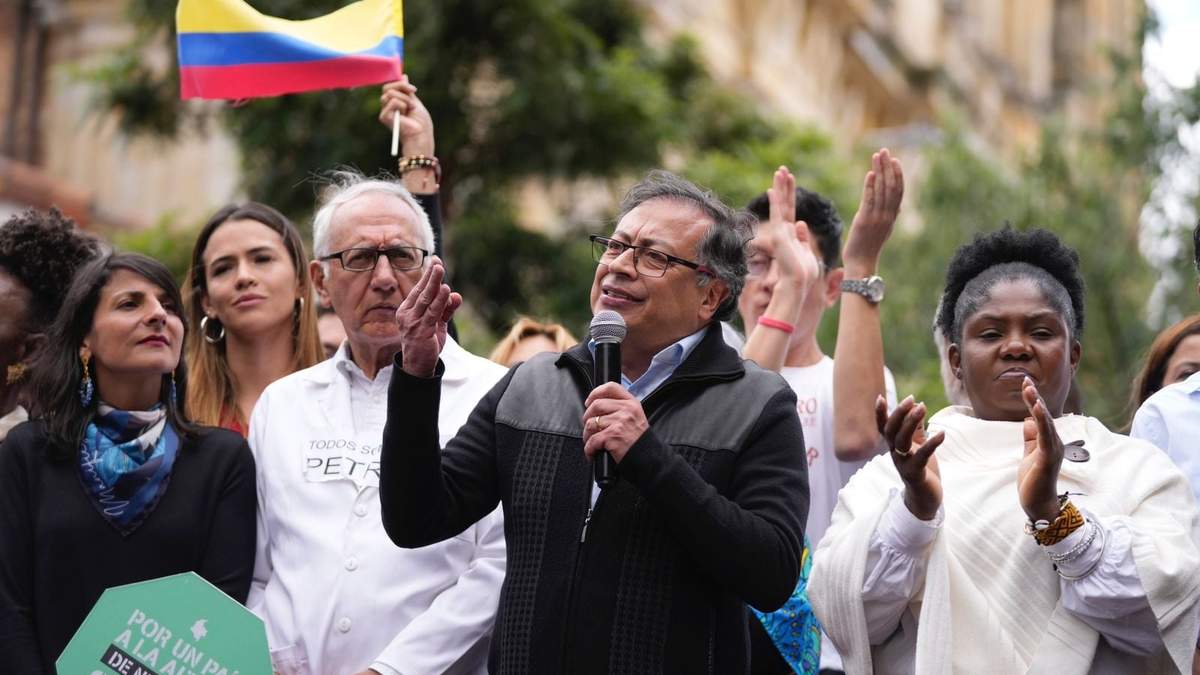 El presidente de Colombia, Gustavo Petro, habla con sus seguidores durante un mitin en Bogotá