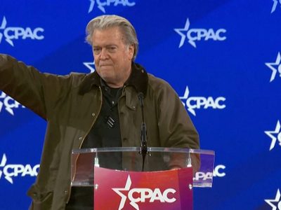 Steve Bannon, exasesor de Trump hace saludo nazi