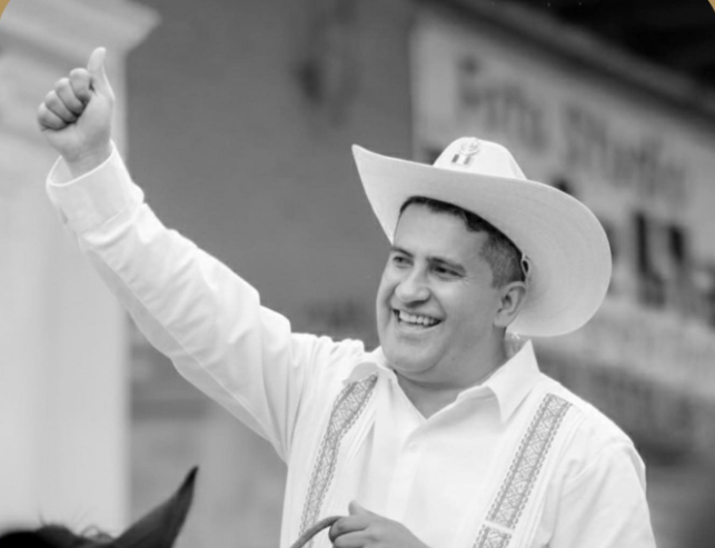 Carlos Manzo Rodríguez, alcalde independiente de Uruapan, Michoacán, fue asesinado la noche del sábado 1 de noviembre de 2025.