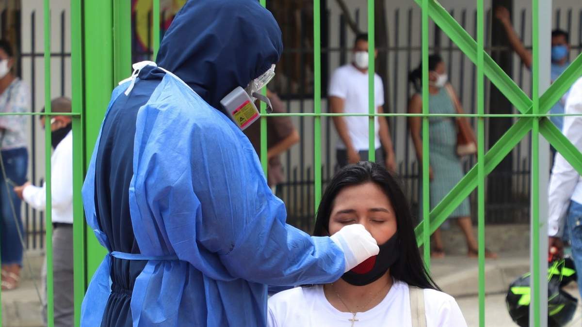 Personal sanitario realiza pruebas de PCR en las calles de Colombia. Fuente: (Twitter)