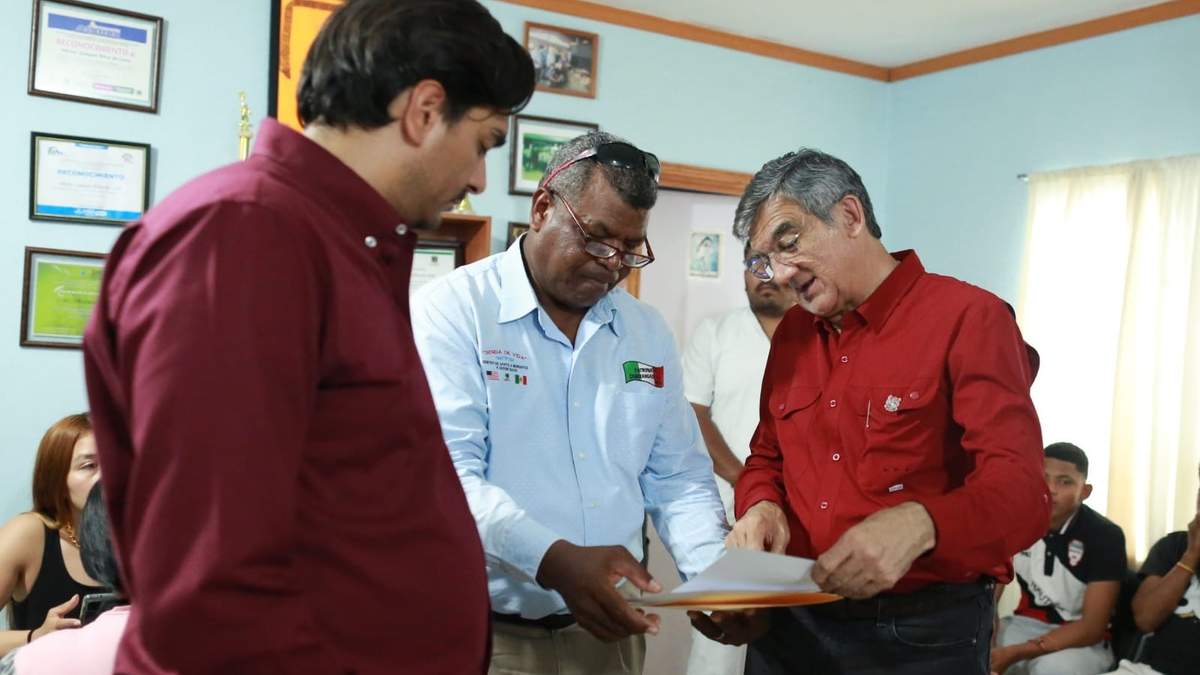 Visita el Gobernador a migrantes; les ofrece ayuda y protección