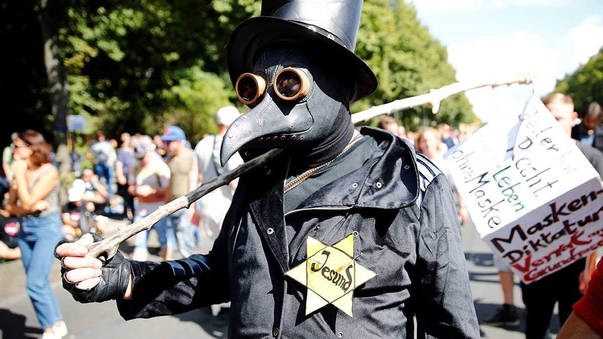 Manifestante en la marcha anticuarentena en Berlín. Fuente: (Twitter)