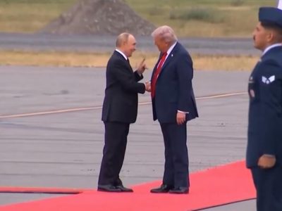 Trump recibe a Putin con un enérgico apretón de manos a su llegada a Alaska (Video)