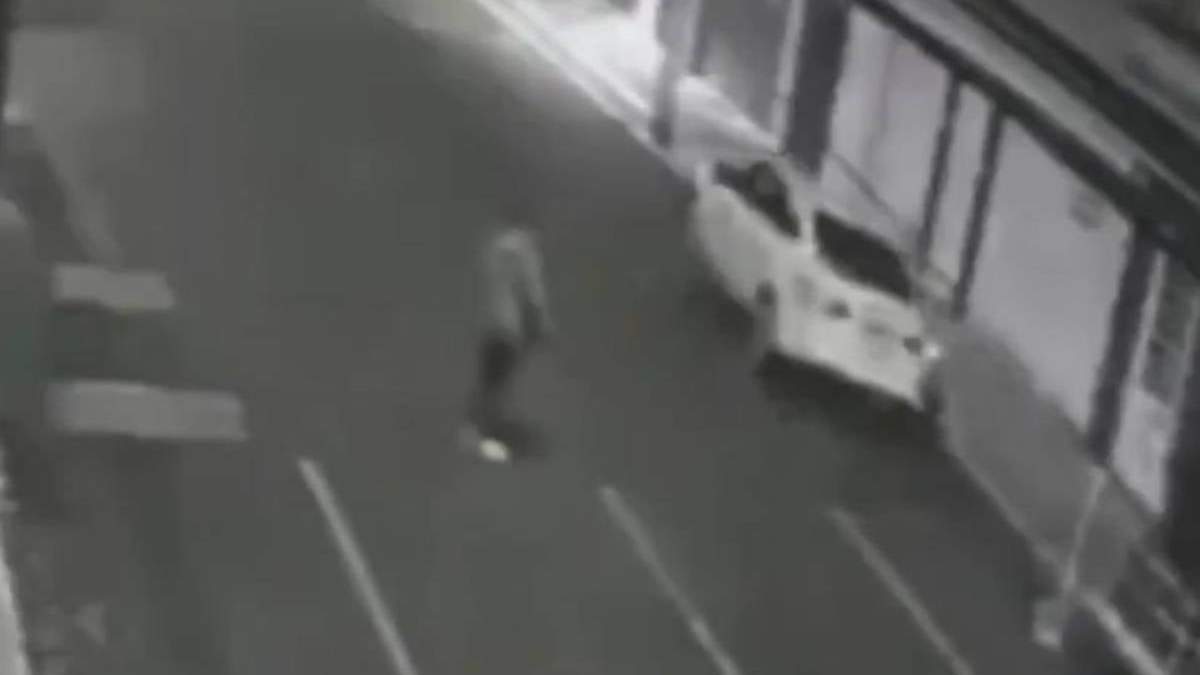 El momento en el que el vehículo arrolla a las jóvenes