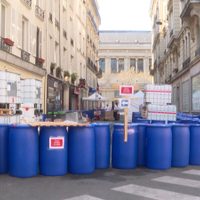Un farmacéutico produce alcohol en gel en plena calle de París