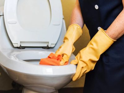 Cómo hacer un limpiador casero y económico para dejar la tapa de tu inodoro como nueva