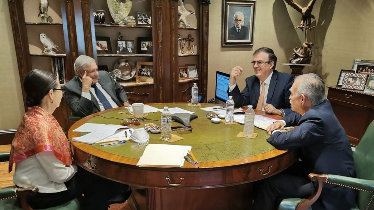 El presidente Andrés Manuel López Obrador, Marcelo Ebrard y Alfonso Romo durante la llamada con Joe Biden