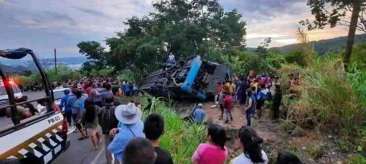 El autobús que transportaba feligreses tabasqueños que iban de Tila se volteó