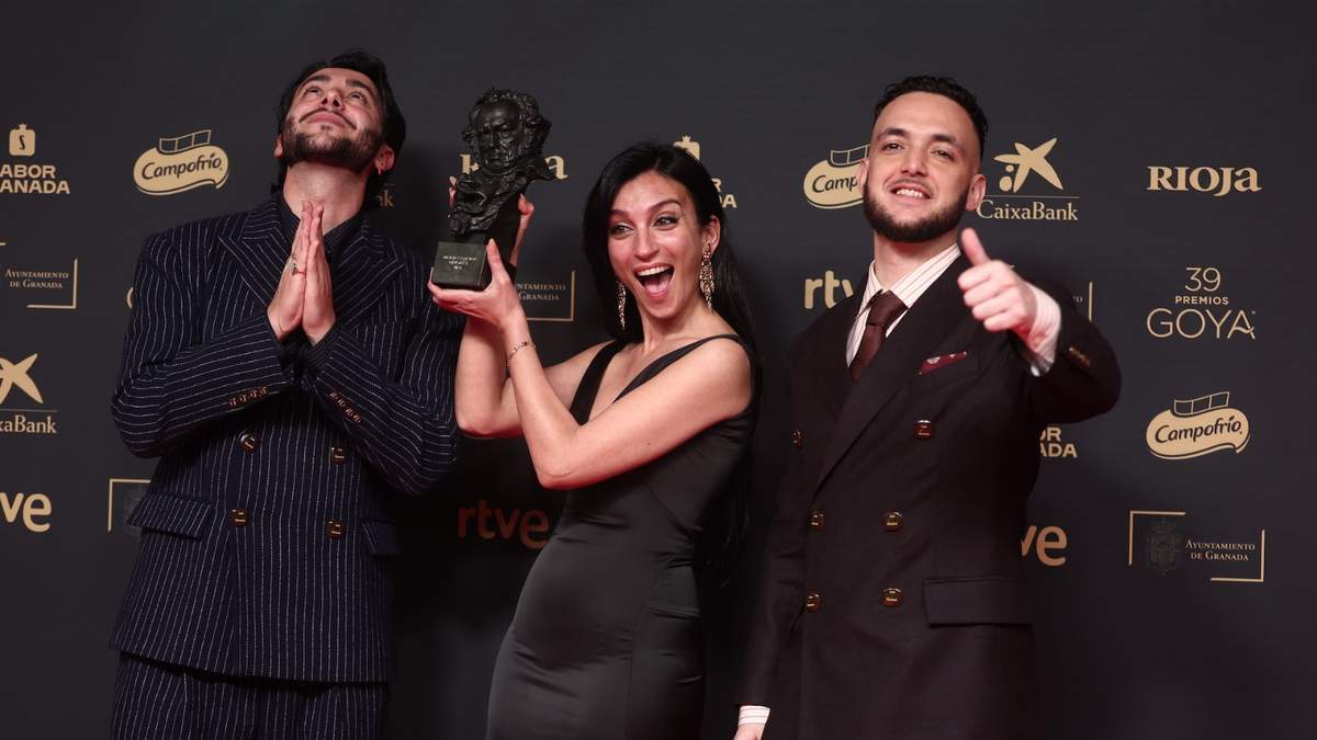 El gutarrista Yerai Cortés, la cantante 'La Tania' y el cantante y director Antón Álvarez (C. Tangana) posan tras recibir el Goya a Mejor canción original