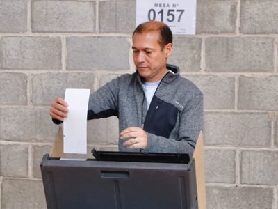Omar Gutiérrez emitió su voto después del mediodía