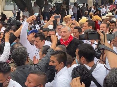 Adán Augusto López pasa del cabildeo sobre la GN a verbena popular en Chiapas (Video)