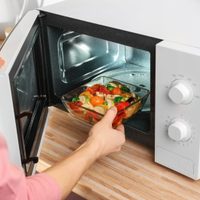 5 alimentos que nunca deberías calentar o cocinar en el microondas: las consecuencias