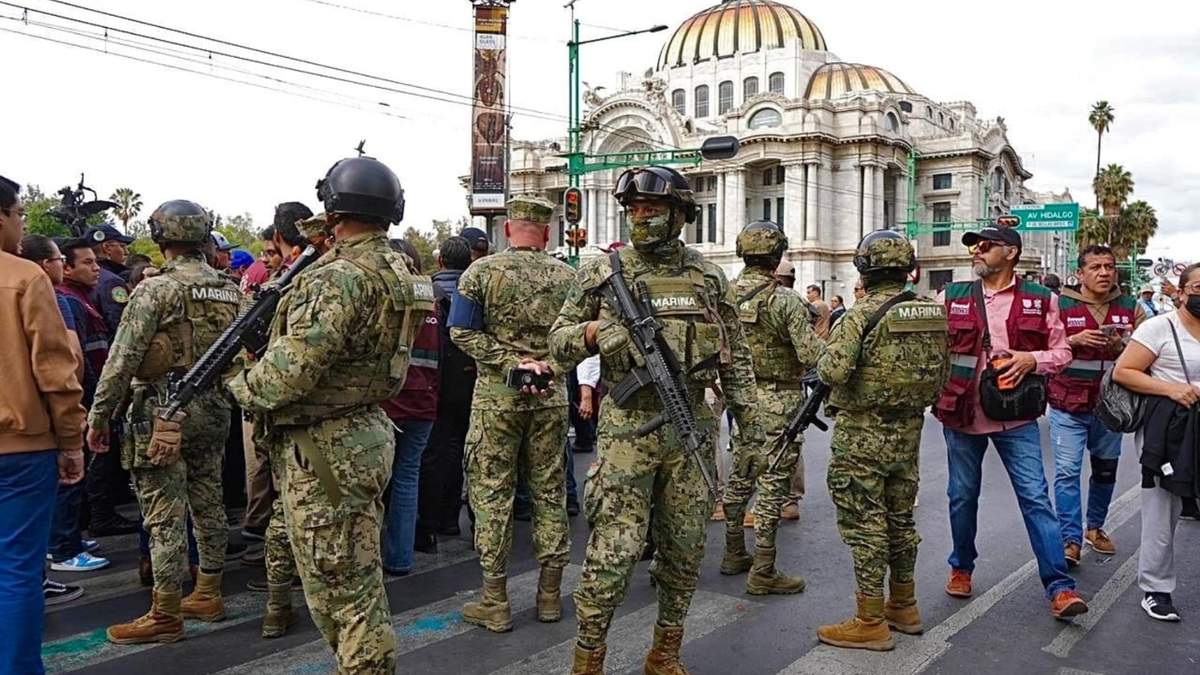 Un grupo de marinos apoyó el operativo de reordenamiento del comercio en las calles del Centro Histórico de la Ciudad de México