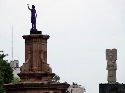 Gobierno de CDMX dialoga con feministas para recuperar el basamento de la estatua de Colón