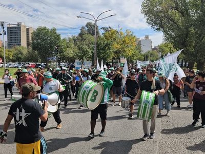 Paro y marcha en Neuquén: los estatales coparon el centro contra la reforma laboral