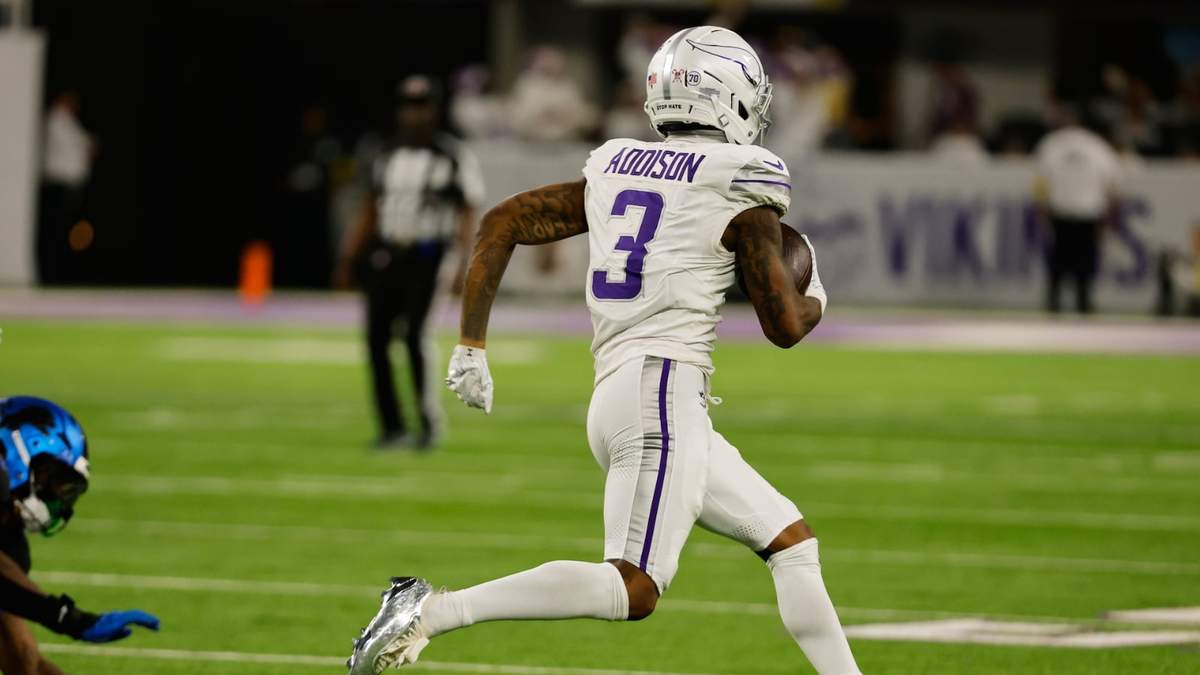 Jordan Addison, receptor de los Vikings de Minnesota, corre para anotar en el encuentro ante los Lions de Detroit