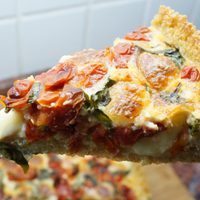 Tarta caprese exprés: si no sabés qué cocinar, esta rica y jugosa receta te salvará la cena