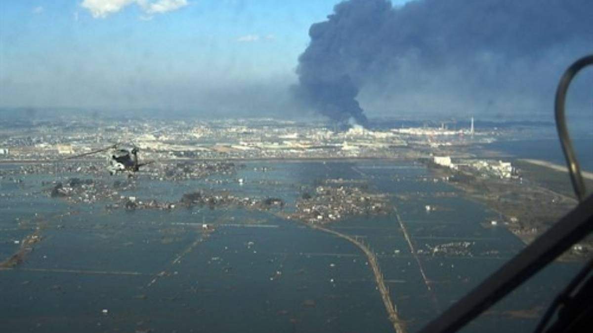 Helicóptero de rescate tras el tsunami que afectó a Japón en 2011