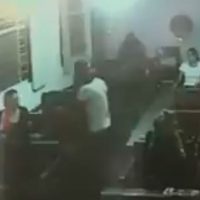 Arma en mano, joven consuma asalto dentro de una iglesia en Guadalajara (Video)