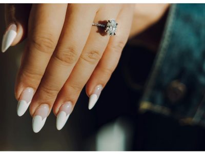 Este invierno apostá por uñas cortas blancas: la manicura simple y delicada que combina con todo