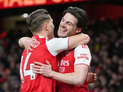 Arsenal se mantiene en la cima, Man City presiona y Liverpool continúa su resurgimiento