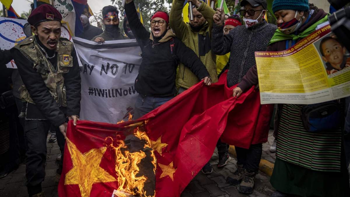 Manifestaciones, quema de bandera nacional de China. Fuente:(Twitter)