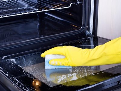 Limpiá el horno sin esfuerzo con esta útil técnica para quitar la grasa pegada en pocos minutos