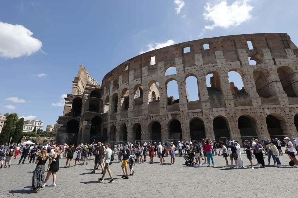 Turistas hacen fila para entrar al Coliseo, en Roma, Italia, el 6 de agosto de 2021.