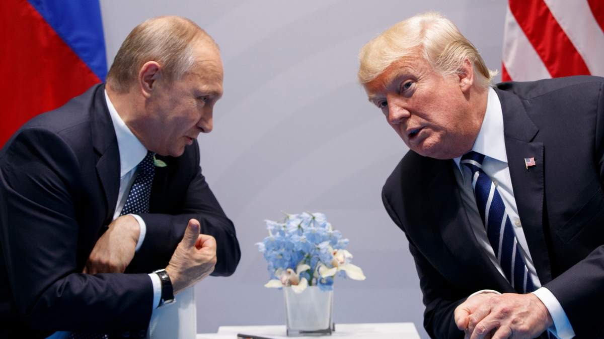 El presidente de Estados Unidos, Donald Trump, se reúne con su homólogo ruso, Vladímir Putin, en el marco de una cumbre del G20, el 7 de julio de 2017, en Hamburgo, Alemania