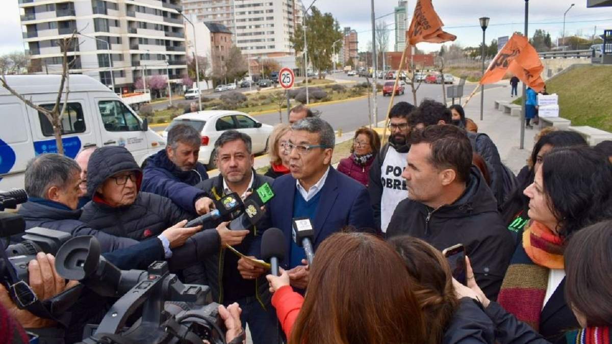 Jesús Escobar junto a otros dirigentes luego de radicar las denuncias por violencia institucional. Fuente: (Prensa Libres del Sur)