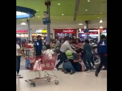 Familias pelean por una mesa en una plaza comercial y las captan en video