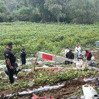 Mueren dos personas por desplome de helicóptero en Tepetlixpa