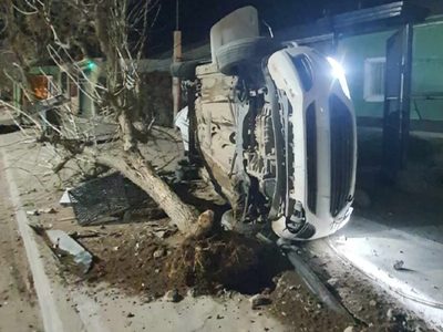 Conductor borracho arrancó un árbol, un poste, un cesto de basura y volcó