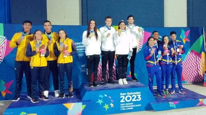Equipo mexicano de relevos 4x100 estilo libre gana la presea de oro en los Juegos Centroamericanos San Salvador 2023