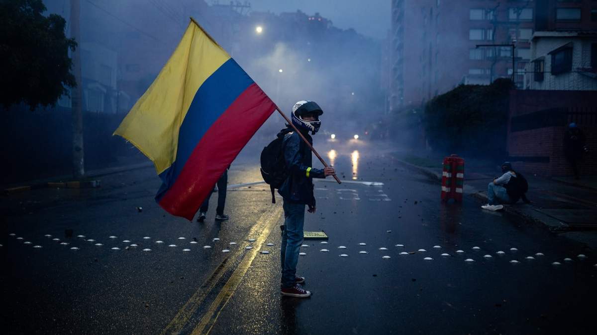 Una persona porta una bandera de Colombia, en medio de la protesta. Fuente: (Twitter)