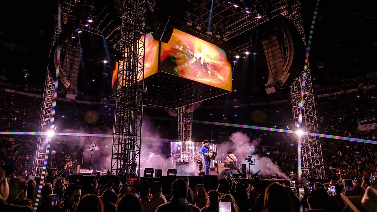 Presentación de Intocable en la Plaza de Toros México