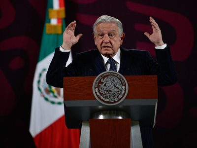Pese a pleito con Salinas Pliego, AMLO niega que se le pueda revocar la concesión de TV Azteca