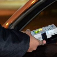 Sin licencia de conducir y alcoholizado, chocó contra un poste en la ruta 7 de Centenario