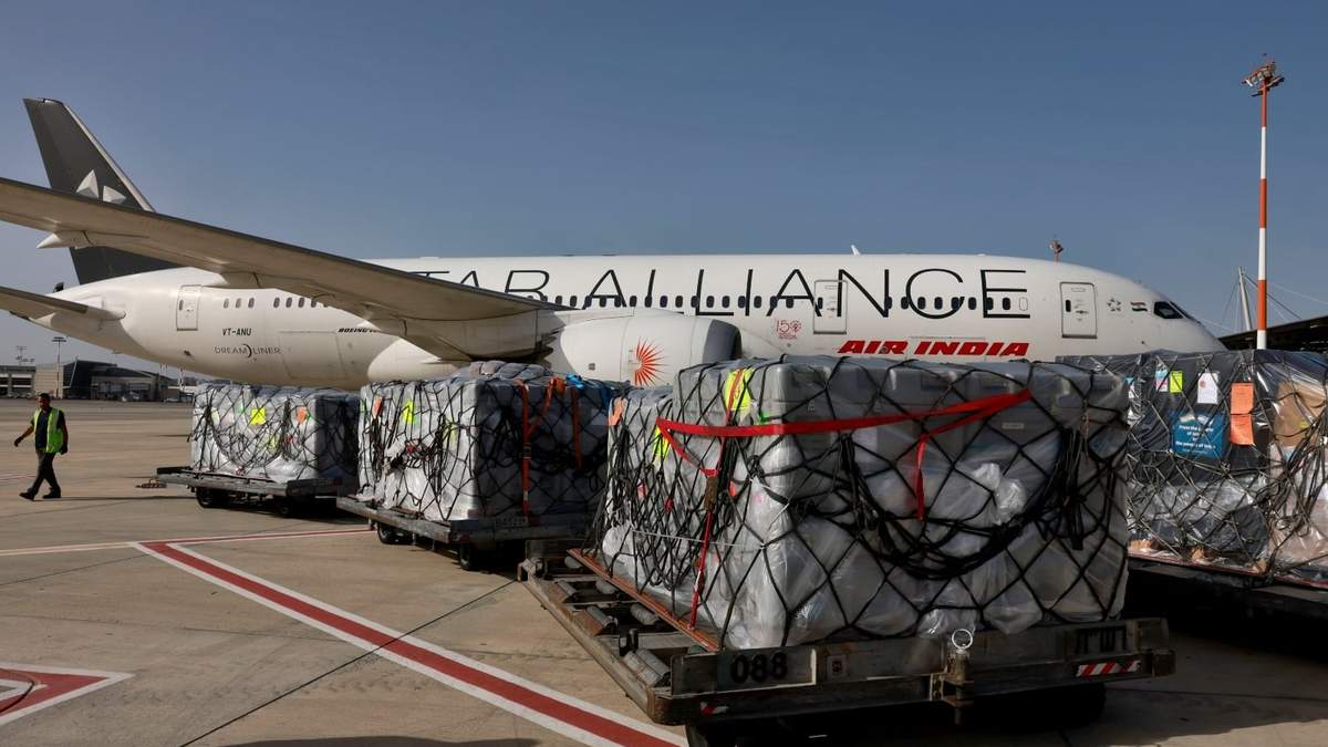 Trabajadores cargan suministros médicos en un avión de Air India hacia India, en el Aeropuerto Ben Gurion, cerca de Tel Aviv, Israel