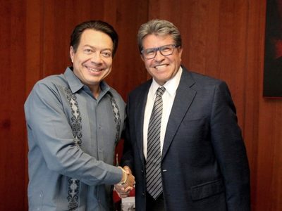 Monreal y Delgado posan para la foto durante reunión sobre la reforma electoral
