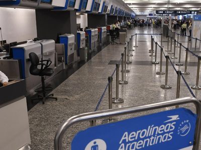 Ingresó el vuelo de Italia y pasajeros denuncian que en Ezeiza no hay ninguna preventiva