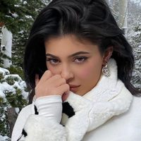 ¡No apto para cardíacos! Kylie Jenner calienta las redes con una foto tomando sol boca abajo