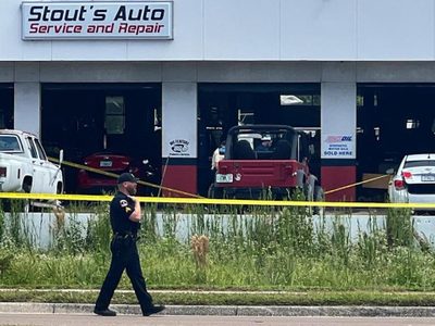 Dueño de taller automotriz y cliente inconforme se matan a tiros